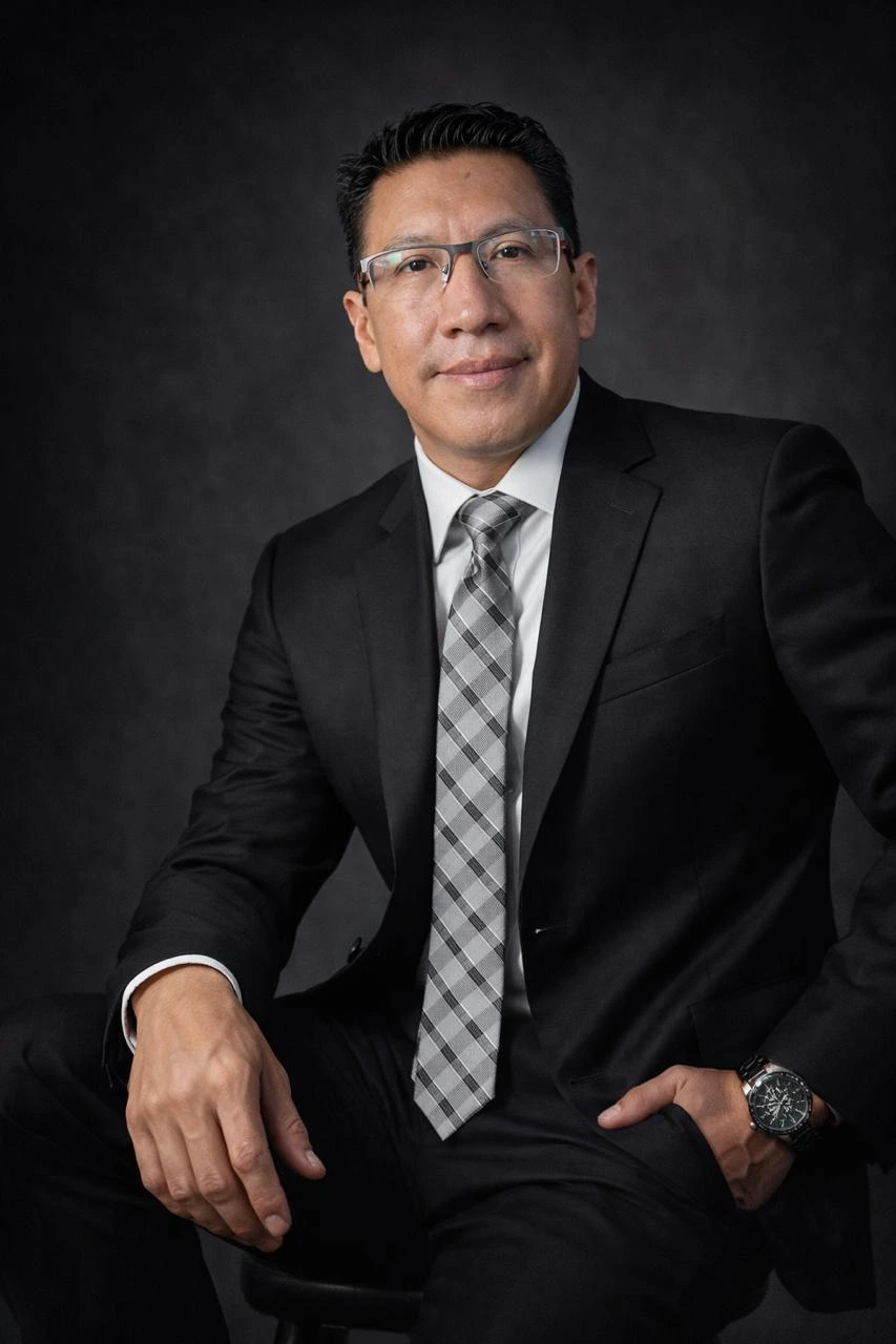 Fotografía profesional del Licenciado Erick López en su despacho